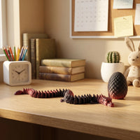 3D-gedruckter Gelenk-Drache mit geknacktem Ei